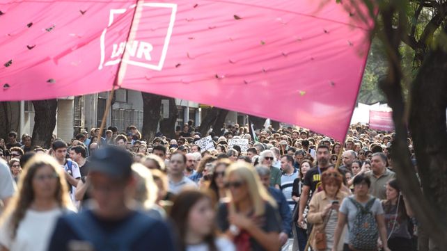 Multitudinaria marcha en Rosario en defensa de la educación pública.