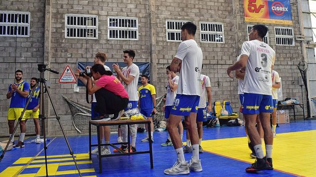 Los jugadores de Paracao realizaron fotos con la nueva indumentaria.