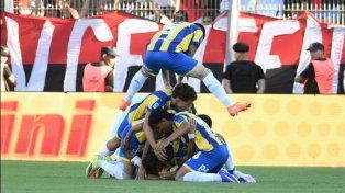 Festejo loco. Con el triunfo en el clásico, Central sumó tres puntos clave, que lo reposicionaron en la tabla.