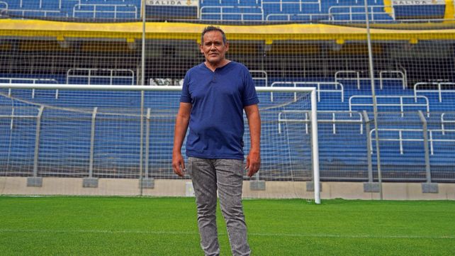 El Negro Scalise en pleno campo de juego del Gigante de Arroyito