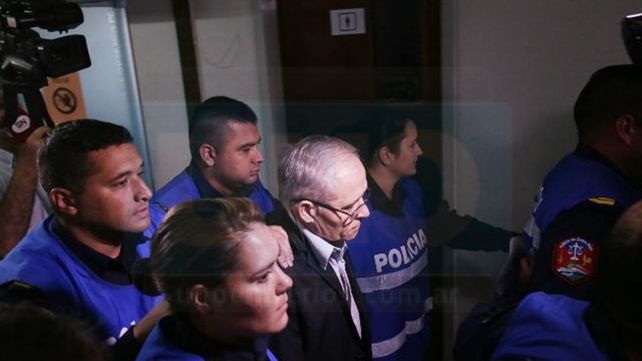 Al juicio. Ilarraz cubierto por policías
