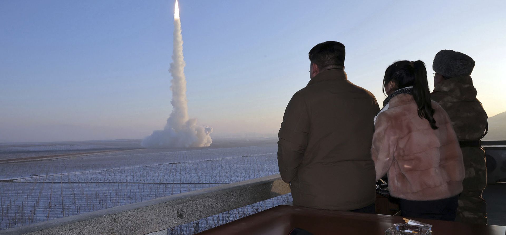 Kim Jong Un, su hija y un funcionario observan lo que dice es un misil balístico intercontinental lanzado desde un lugar no revelado en Corea del Norte. No se permitió el acceso de periodistas independientes al evento. (Agencia Central de Noticias de Corea/Korea News Service vía AP) Kim Jong Un, su hija y un funcionario observan lo que dice es un misil balístico intercontinental lanzado desde un lugar no revelado en Corea del Norte. No se permitió el acceso de periodistas independientes al evento. (Agencia Central de Noticias de Corea/Korea News Service vía AP)