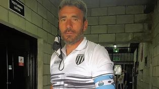 Diego Pozo, ex-Colón, actualmente DT de Gimnasia (M), se quebró en el homenaje a Maradona.&nbsp;