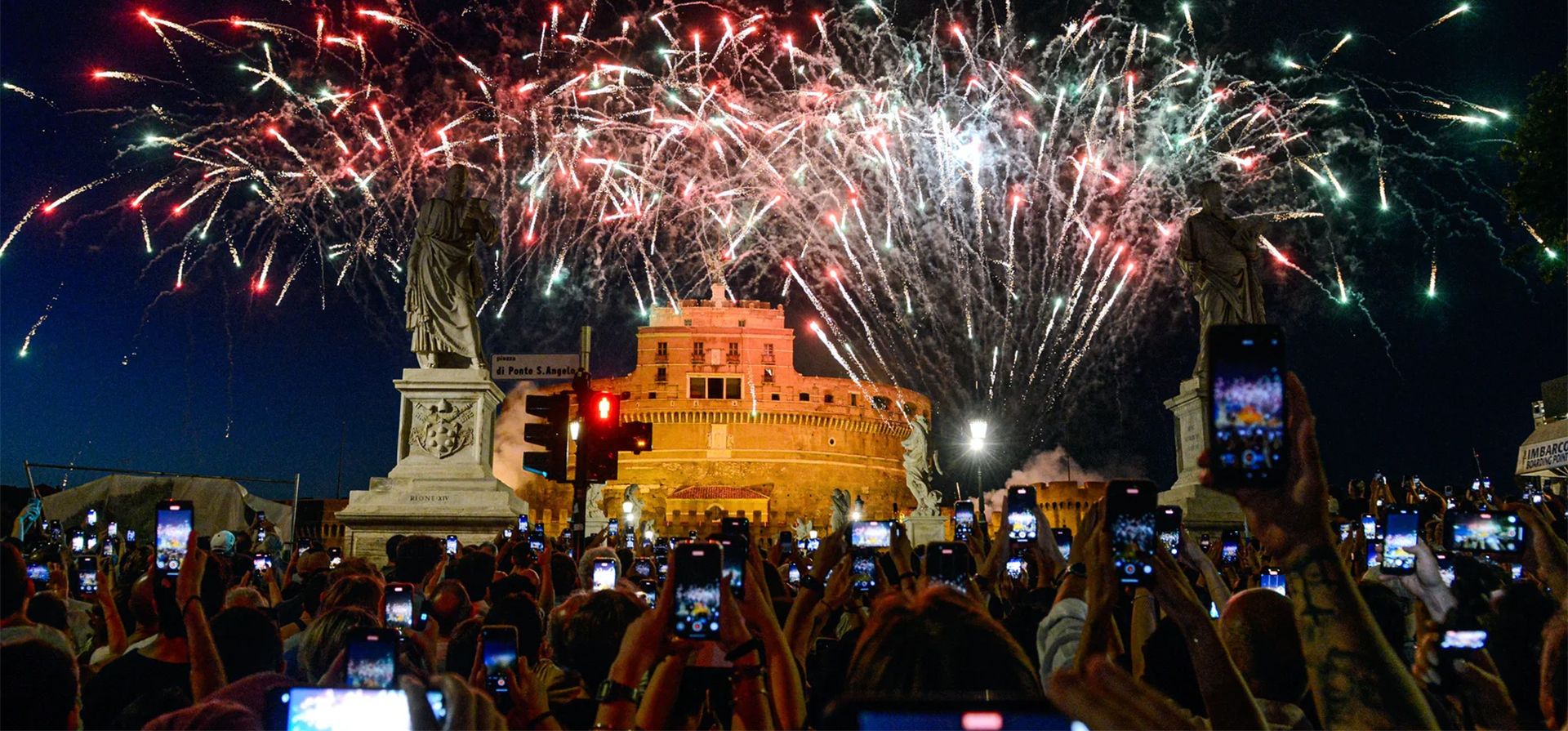 Los fuegos artificiales explotan sobre el Castillo de Sant'Angelo para conmemorar la fiesta de los santos patronos de Roma, Pedro y Pablo, Roma, Italia. Fotografía: Valentina Stefanelli/AP Los fuegos artificiales explotan sobre el Castillo de Sant'Angelo para conmemorar la fiesta de los santos patronos de Roma, Pedro y Pablo, Roma, Italia. Fotografía: Valentina Stefanelli/AP