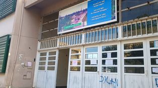 Escuela sin puerta. Así quedó el frente del establecimiento educativo en Panizza al 2100, barrio Rucci.&nbsp;