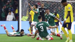 Los jugadores de México festejan ante la desazón de los ecuatorianos.