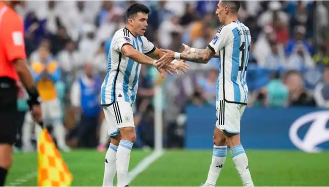 Huevo Acuña ingresa por Di María en uno de los tantos partidos que coincidieron en la selección mayor.