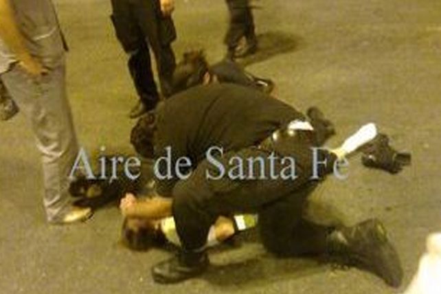 Un joven de 19 años evadió un control de alcoholemia y chocó un patrullero