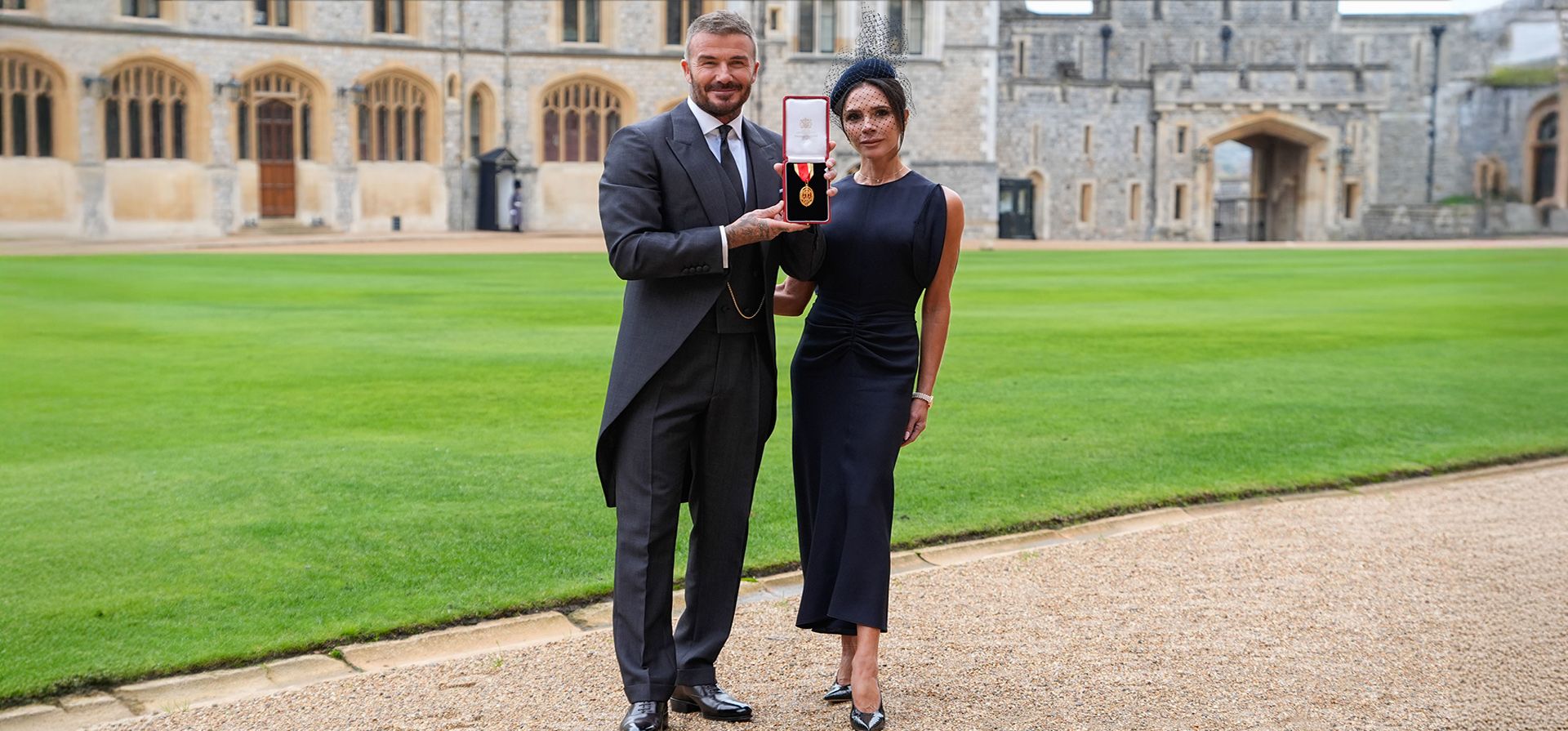Sir David Beckham, junto a su esposa Lady Victoria, tras ser nombrado Caballero Soltero en una ceremonia de investidura celebrada en el Castillo de Windsor, Berkshire, Inglaterra, el martes 4 de noviembre de 2025. (Andrew Matthews/Pool Photo via AP) Sir David Beckham, junto a su esposa Lady Victoria, tras ser nombrado Caballero Soltero en una ceremonia de investidura celebrada en el Castillo de Windsor, Berkshire, Inglaterra, el martes 4 de noviembre de 2025. (Andrew Matthews/Pool Photo via AP)