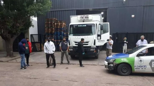 Los sindicalistas de Camioneros bloquean la empresa Distribuidora Rey