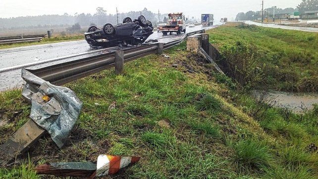 El accidente se dio pasado el mediodía sobre la ruta 14 con condiciones de piso mojado producto de las lluvias.