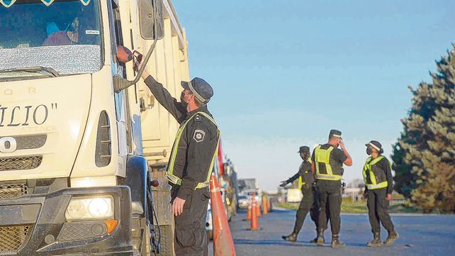 Bajo la lupa. Un polic&iacute;a le toma la temperatura a un camionero