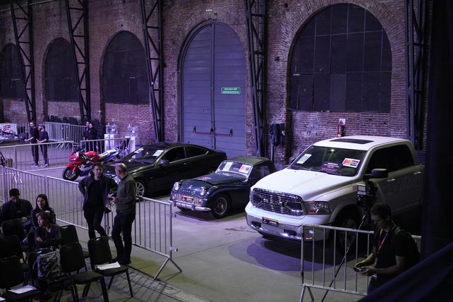 Subasta de autos de los narcos: fuerte puja de los oferentes en el salón Metropolitano