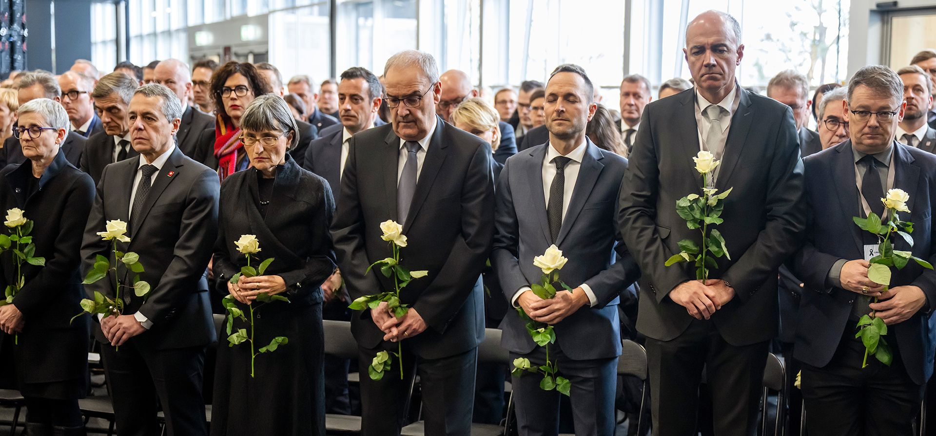 De izquierda a derecha: el ministro de Asuntos Exteriores suizo, Ignazio Cassis, su esposa, Paola Cassis; el presidente federal suizo, Guy Parmelin, y su esposa, Caroline Parmelin; Mathias Reynard, consejero de Estado y presidente del Consejo de Estado del Cantón del Valais; Christophe Darbellay, consejero de Estado del Cantón del Valais; y Franz Ruppen, consejero de Estado del Cantón del Valais, guardan un minuto de silencio en memoria de las víctimas durante la ceremonia oficial conmemorativa por las víctimas del incendio mortal en el bar De izquierda a derecha: el ministro de Asuntos Exteriores suizo, Ignazio Cassis, su esposa, Paola Cassis; el presidente federal suizo, Guy Parmelin, y su esposa, Caroline Parmelin; Mathias Reynard, consejero de Estado y presidente del Consejo de Estado del Cantón del Valais; Christophe Darbellay, consejero de Estado del Cantón del Valais; y Franz Ruppen, consejero de Estado del Cantón del Valais, guardan un minuto de silencio en memoria de las víctimas durante la ceremonia oficial conmemorativa por las víctimas del incendio mortal en el bar