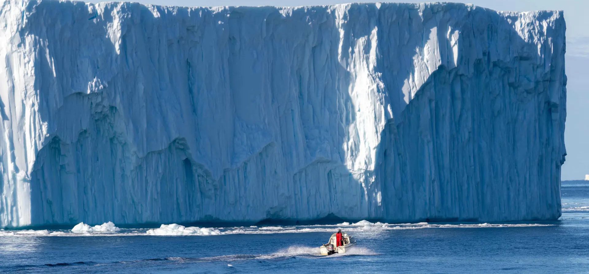 Un barco maniobra entre icebergs en la bahía de Disko, en el oeste de Groenlandia. Los icebergs se originan en el glaciar Jakobshavn (Sermeq Kujalleq), el glaciar más productivo del hemisferio norte. Fotografía: Odd Andersen/AFP/Getty Images