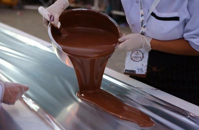 Bariloche rompió un nuevo récord y fabricó la barra de chocolate más larga del mundo