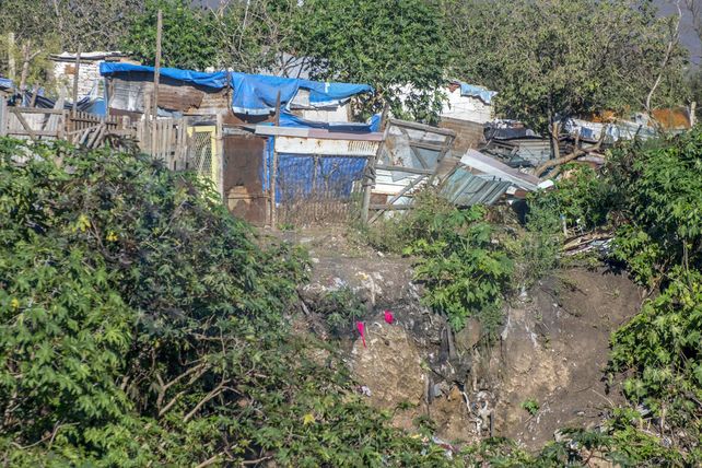 En calle Don Segundo Sombra al final, once familias viven con riesgo de caer al vacío
