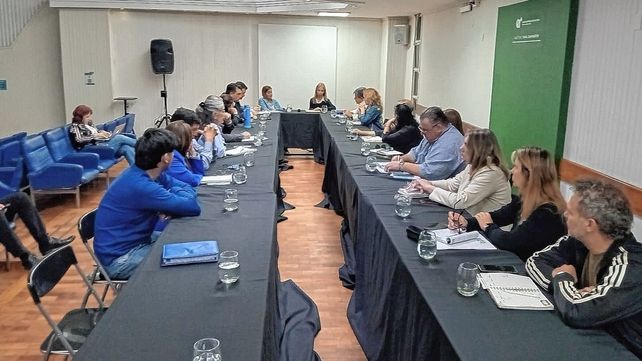El CGE confirmó que los días que los docentes no trabajen no se pagan. Los gremios exigen la devolución de los descuentos de noviembre.