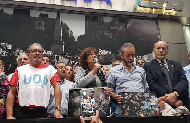 Los docentes convocaron a un paro nacional de 24 horas para mañana contra la represión