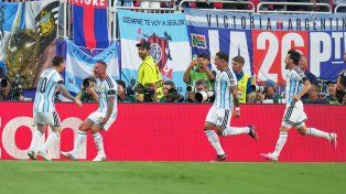 Argentina arriba: por qué los saludos efusivos hacia Water Samuel tras el gol de Mac Allister
