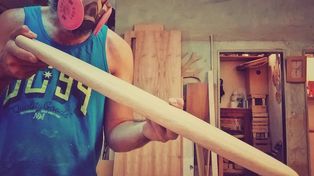 El shaper tratando con cariño la madera que se convertirá en un skate.&nbsp;