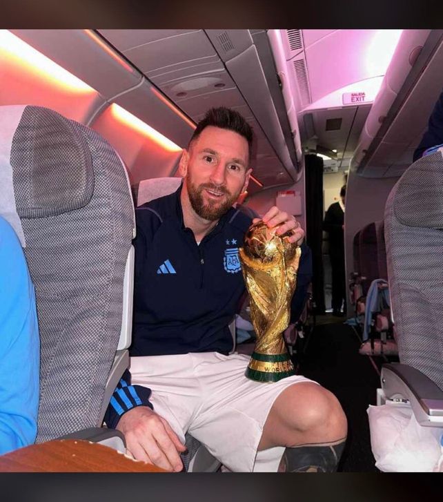 El oro y el barrio. El capitán Lionel Messi posteó ayer esta foto en el vuelo con la Copa más esperada. Qué me van a hablar de amor