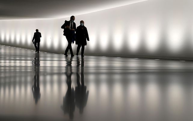 La gente camina por un túnel en el edificio del Reichstag antes de la primera sesión plenaria del Bundestag alemán después de las elecciones