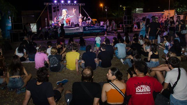 Este viernes 17 a partir de las 21 horas se presentarán Michelle Brown