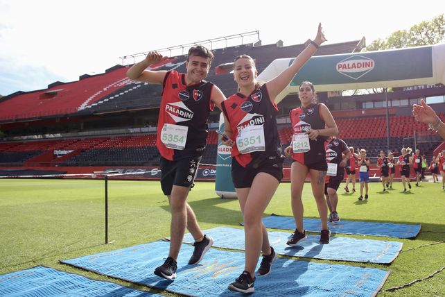 El maratón de Newells finalizó en el campo de juego del Coloso.