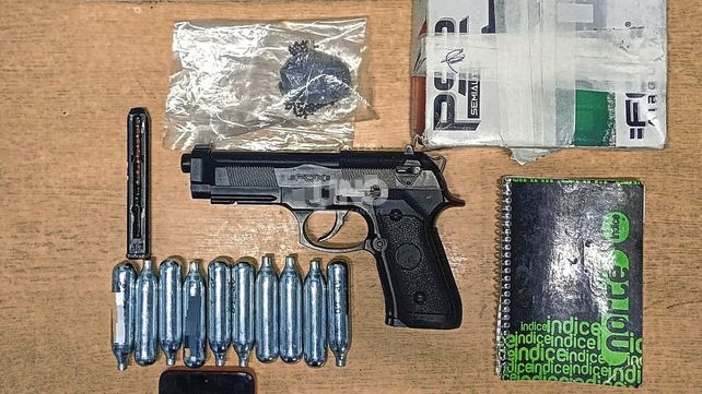 Allanamiento en Rafaela: Incautaron 48 plantines de marihuana y un arma de aire comprimido en una vivienda del Asentamiento Sur.