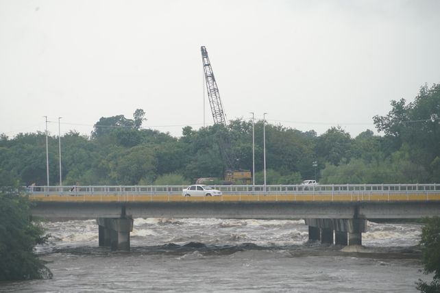 En riesgo. La erosión que produce la masa hídrica en la cascada del Saladillo requiere de obras de contención y apuntalamiento en el puente Molino Blanco.