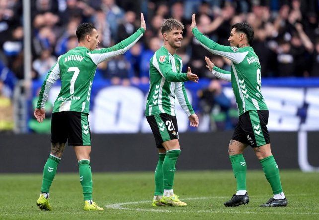 Gio Lo Celso saluda al Chimy Ávila tras anotar el gol de Betis.
