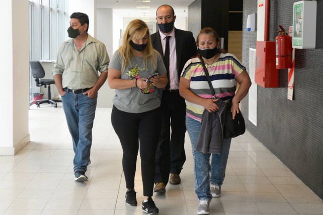 Familiares de Carlos Orellano ingresan a la sala de audiencias del Centro de Justicia Penal.