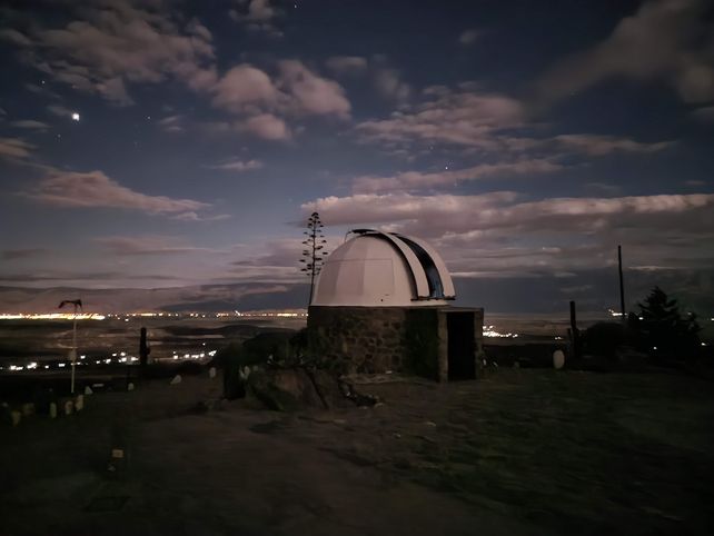 El Observatorio de Ampimpa está ubicado a 2540 metros de altura sobre el nivel del mar, rodeado por montañas.