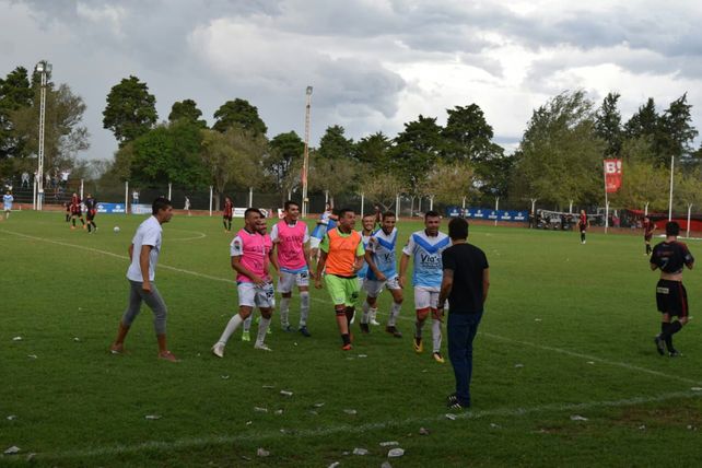 Los jugadores de Sportivo festejan con el técnico la victoria.&nbsp; Foto Minuto a Minuto/ Rosana Troncoso