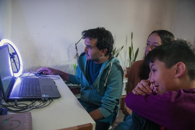 Uriel junto a sus&nbsp; padres comparten contenidos en las redes.&nbsp;