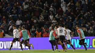 El gol de la historia. Banega sale corriendo a festejar el tanto milagroso de Patronato a poco del final. Fue el del título entrerriano.
