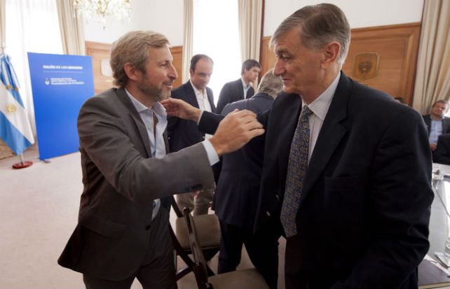 El Ministro Frigerio se estrecha en un abrazo con Binner