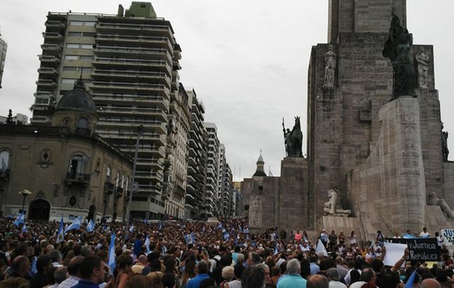 El Monumento recibió una multitud que pidió justicia y dijo basta a la impunidad.