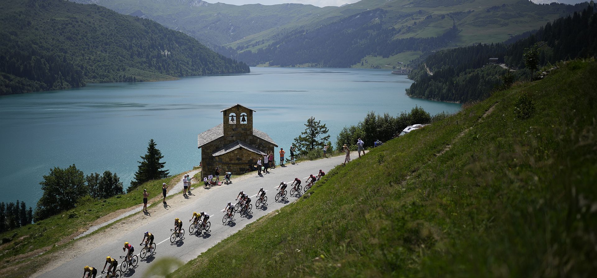 El pelotón con el danés Jonas Vingegaard, vistiendo el maillot amarillo de líder general, sube el paso de Cormet de Roselend durante la decimoséptima etapa de la carrera ciclista del Tour de Francia de más de 166 kilómetros con inicio en Saint-Gervais Mont-Blanc y final en Courchevel, Francia, miércoles 19 de julio de 2023. (Foto AP/Daniel Cole) El pelotón con el danés Jonas Vingegaard, vistiendo el maillot amarillo de líder general, sube el paso de Cormet de Roselend durante la decimoséptima etapa de la carrera ciclista del Tour de Francia de más de 166 kilómetros con inicio en Saint-Gervais Mont-Blanc y final en Courchevel, Francia, miércoles 19 de julio de 2023. (Foto AP/Daniel Cole)