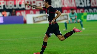 Montenegro clavó un golazo de derecha que festejó a pura emoción.