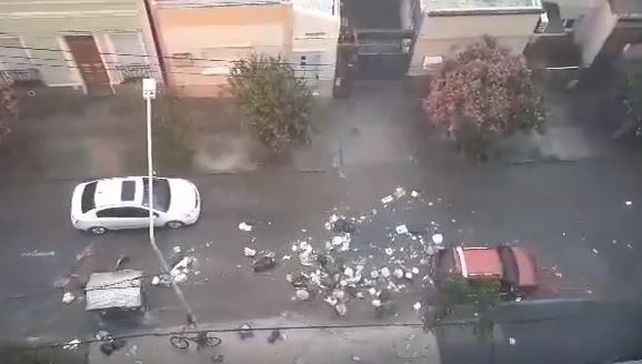 La basura corriendo por calle Victoria.&nbsp;