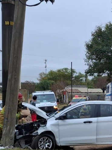 Ubajay: perdió el control del auto e impactó contra un árbol y columna de energía