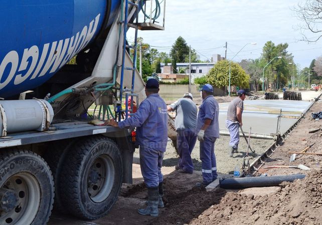 Calle Mitre. Trabajadores en una de las obras llevadas adelante durante esta gestión.  Gentileza/Municipalidad de Santo Tomé
