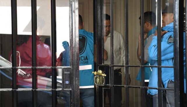 Murió una mujer tras caer de un sexto piso y detuvieron a un empresario