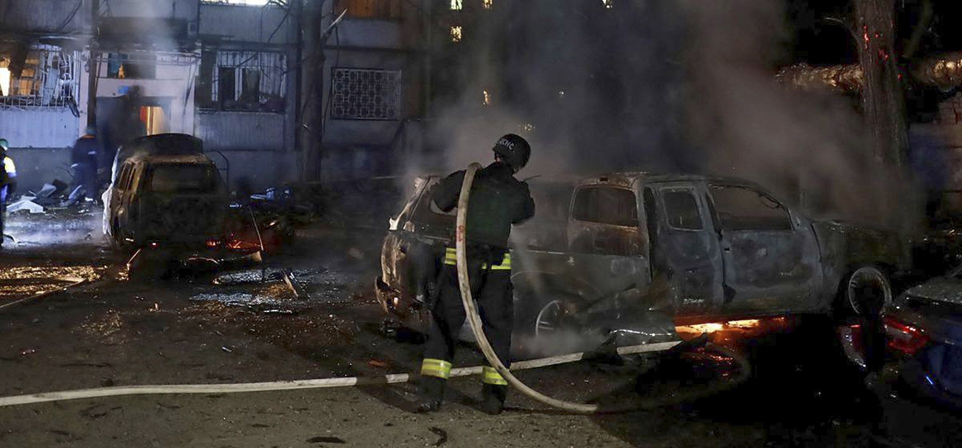 Bomberos extinguen un incendio tras un ataque ruso en Dnipro, el 17 de abril de 2025. (Servicio Ucraniano de Emergencia vía AP) Bomberos extinguen un incendio tras un ataque ruso en Dnipro, el 17 de abril de 2025. (Servicio Ucraniano de Emergencia vía AP)