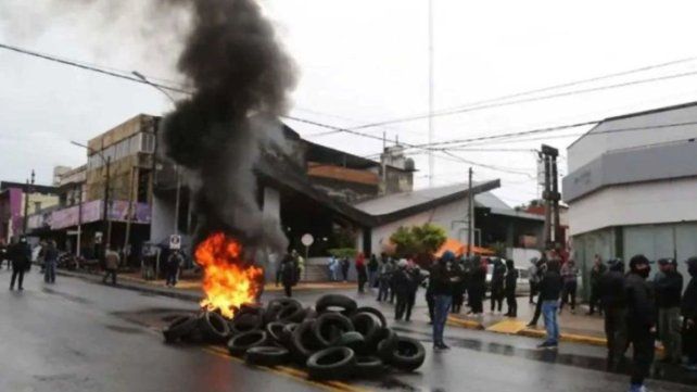 Por octavo día siguen las protestas de policías y docentes. Este jueves por la noche hubo manifestaciones en la casa del gobernador.