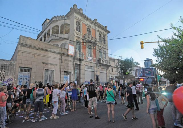 Protesta. La marcha arrancó frente al inmueble y finalizó en el Ministerio Público de la Acusación / Foto: Manuel Testi - Uno Santa Fe