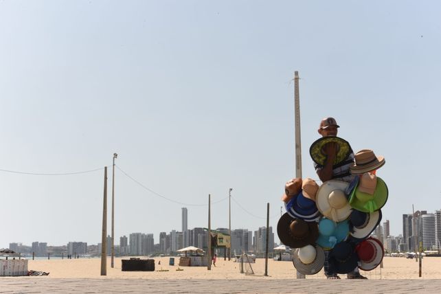 Vendedor de sombreros en la playa de Fortaleza.