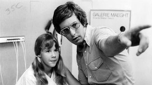 La entonces pequeña Linda Blair junto a William Friedkin durante el rodaje de uno de sus trabajos más populares.